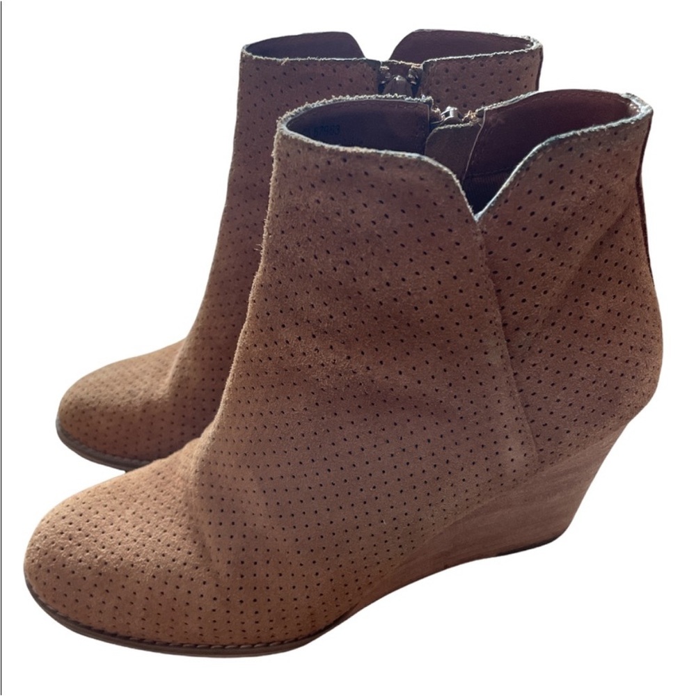 SUSINA HANNON TAN SUEDE WEDGE BOOTIE SIZE 7  (22)
